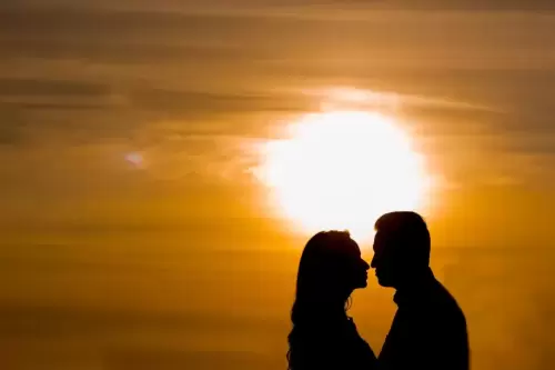 couple-silhouette-sunset-1643452